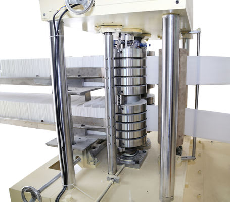Quatre lignes 4000 feuilles/Min Napkin Embossing Machine